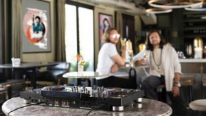 A Arte de ambientar: A Música que Transforma Lounges em 2025