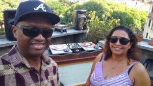 Nova Tendência: DJs Ao Vivo em Cafeterias